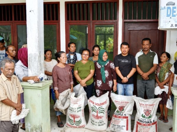 Peduli Petani Terdampak Bencana, Janter Sinaga Kembali Salurkan Bantuan Pupuk di Desa Aek Garut