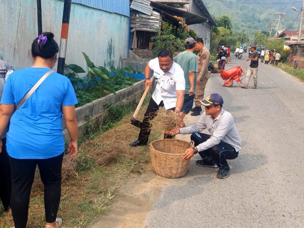 Cegah Banjir di Pondok Batu, Camat Sarudik Pimpin Langsung Gotong Royong Bersihkan Drainase