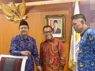 Perjuangkan Hak Korban Bencana, Bupati Masinton Temui Mensos: Jadup 41.555 Jiwa dan Isi Hunian 5.626 KK Segera Disalurkan