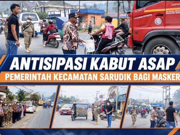 Cegah Dampak Kabut Asap, Camat Sarudik Pimpin Aksi Bagi-Bagi Masker kepada Masyarakat