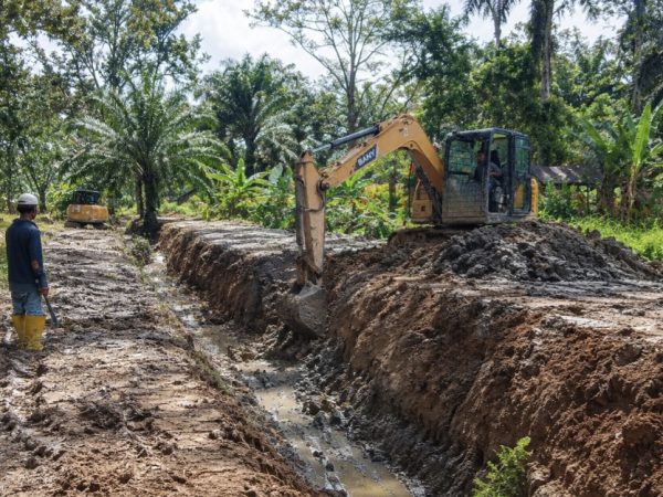 Cegah Genangan Pascabencana, Pemdes Kebun Pisang Keruk Sedimen Gorong-Gorong